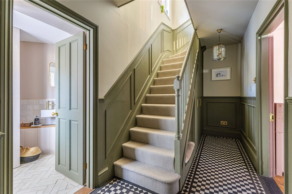 Property photo 2 of 19 Entrance