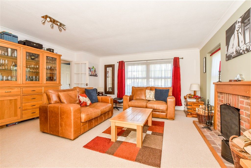 Property photo 2 of 13 Lounge