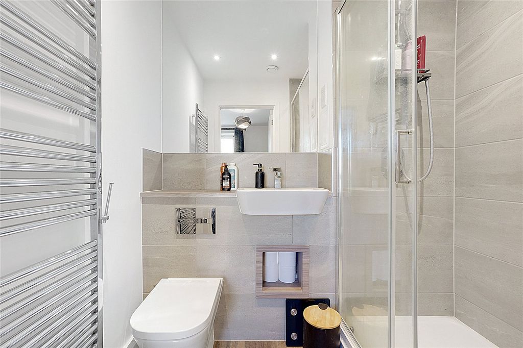 Property photo 3 of 17 Ensuite
