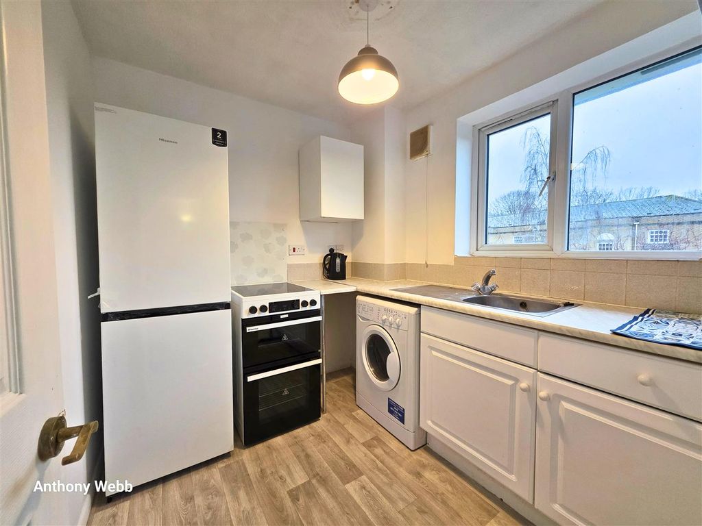 Property photo 2 of 9 Kitchen