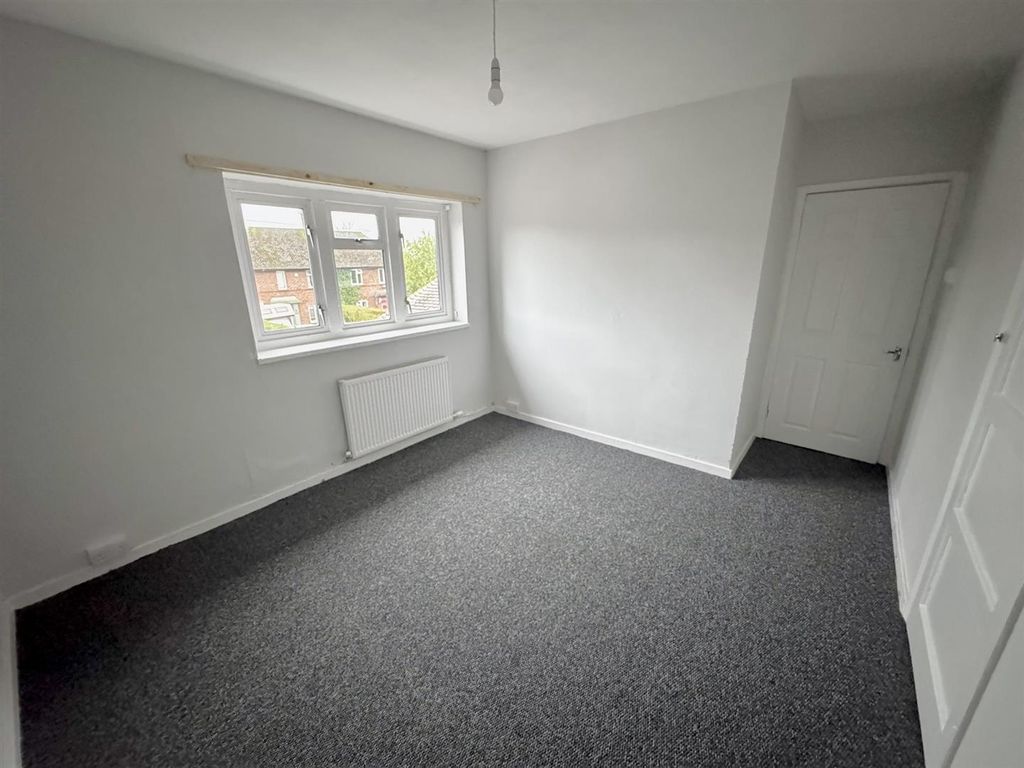 Property photo 2 of 13 Bedroom 1 (1/2)