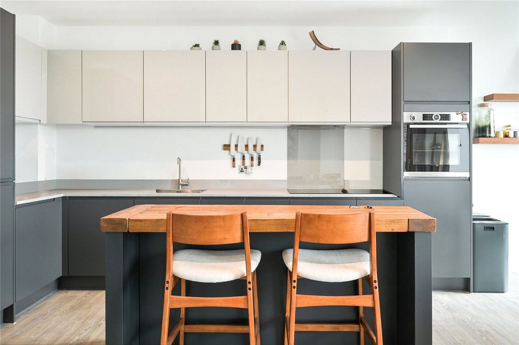 Property photo 3 of 23 Crane Court