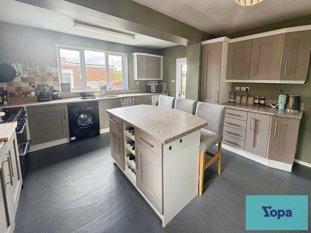 Property photo 3 of 19 Breakfast Kitchen