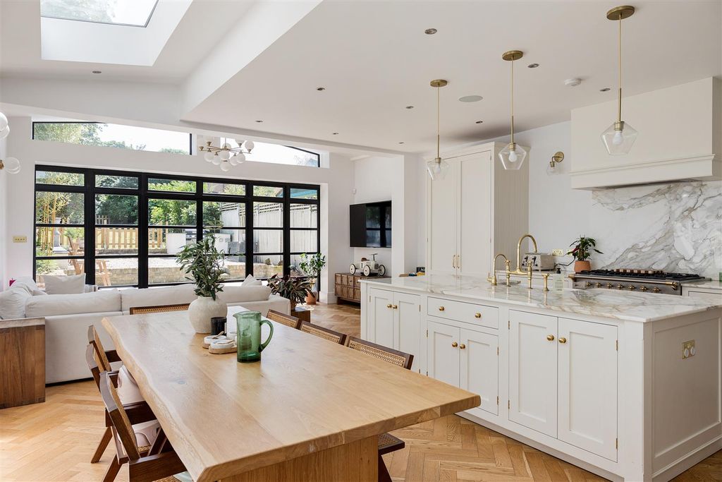 Property photo 2 of 34 Castle Avenue E4