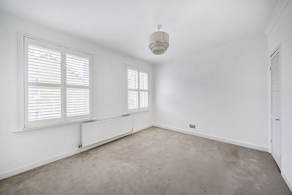 Property photo 3 of 10 Bedroom