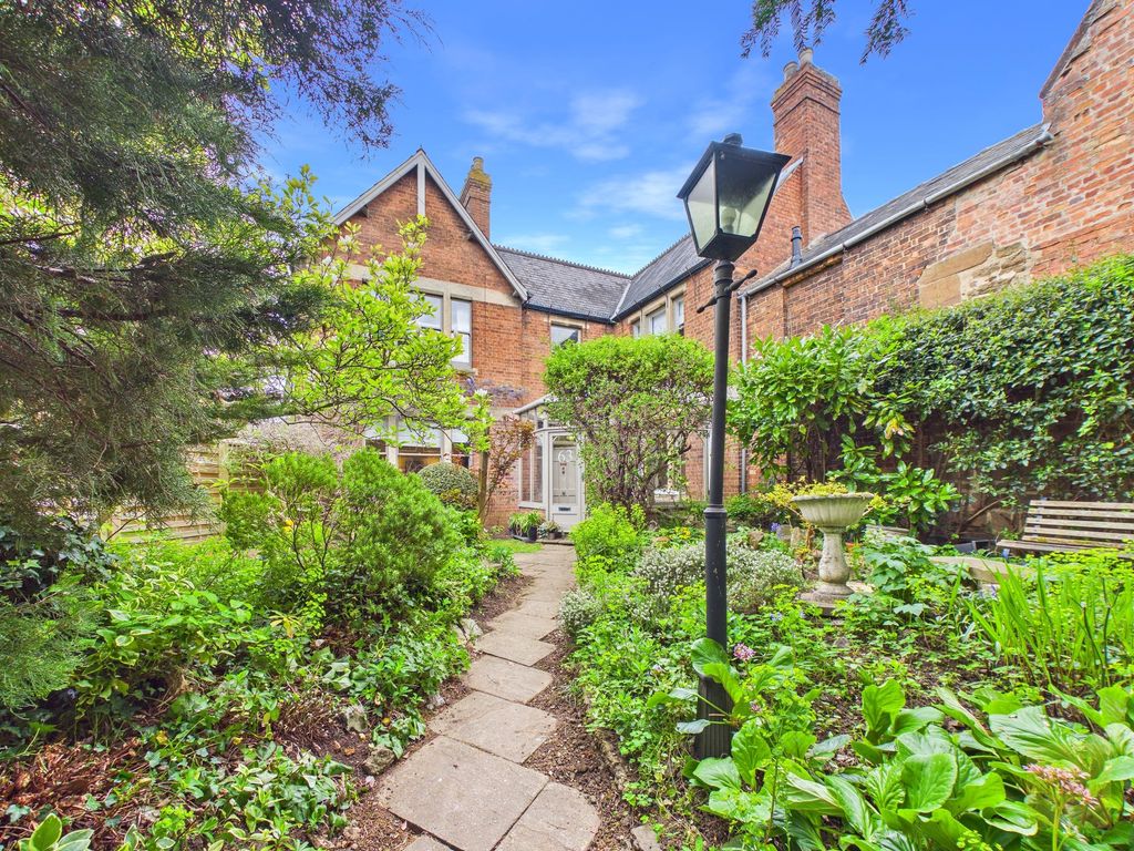 Property photo 1 of 30 Front Garden