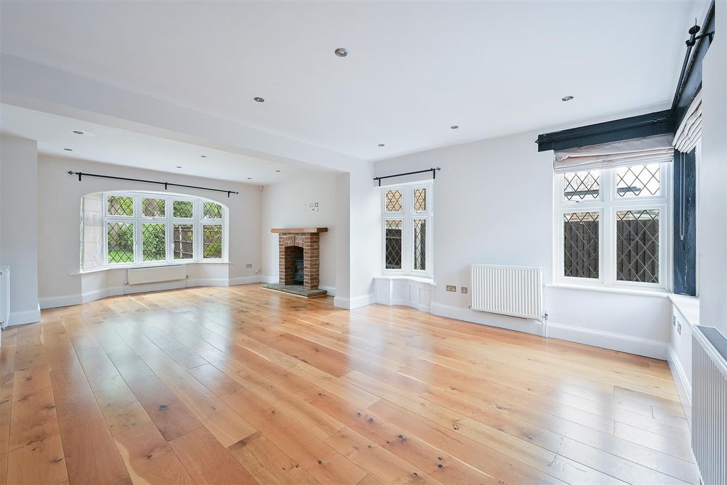 Property photo 1 of 19 Longdown Lane North, - (1).Jpg