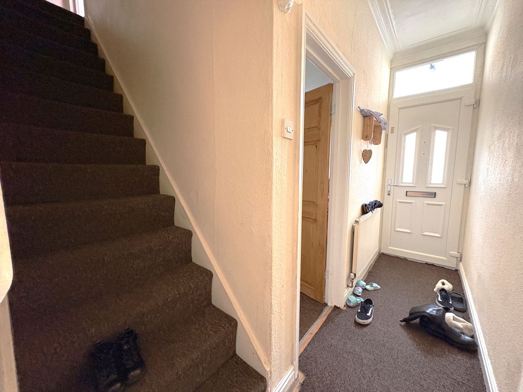 Property photo 2 of 10 Hallway