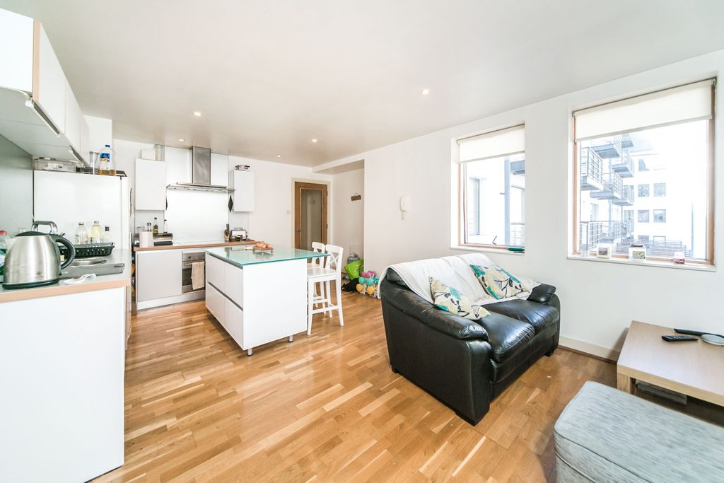 Property photo 2 of 9 494Fe956-962E-49F9-B