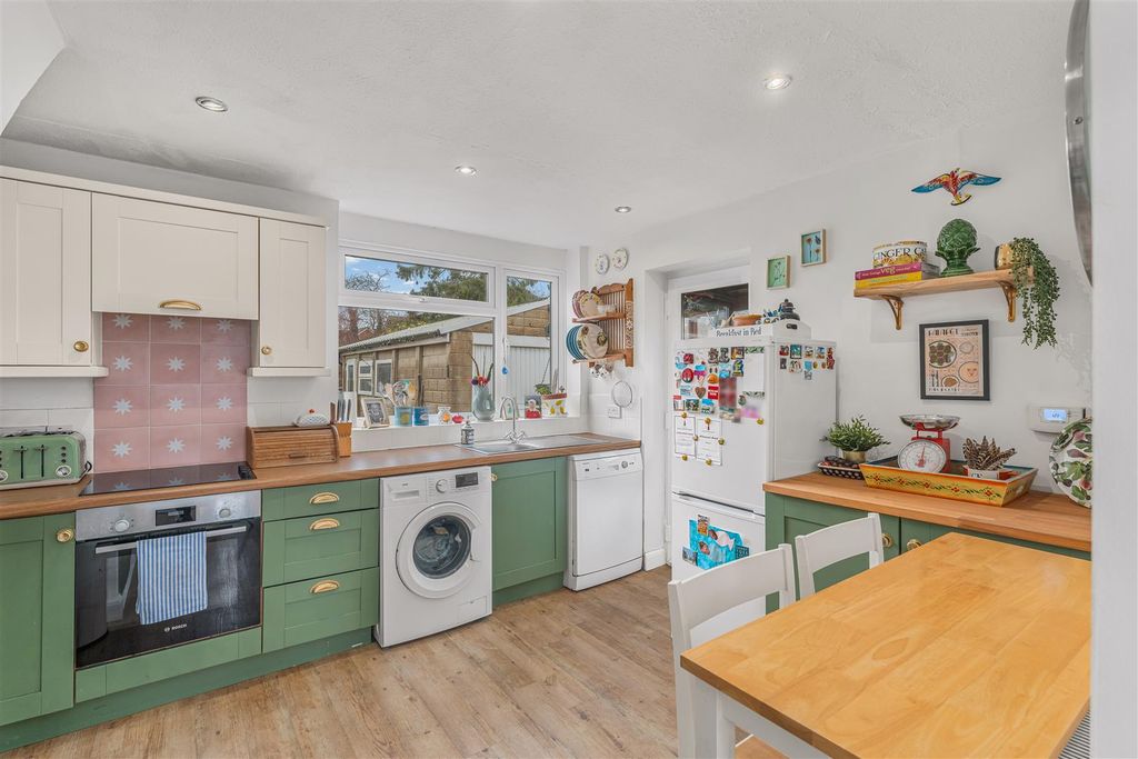 Property photo 3 of 15 23 Newcombe Close, Milcombe-7.Jpg