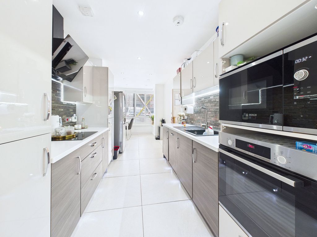 Property photo 3 of 12 Kitchen