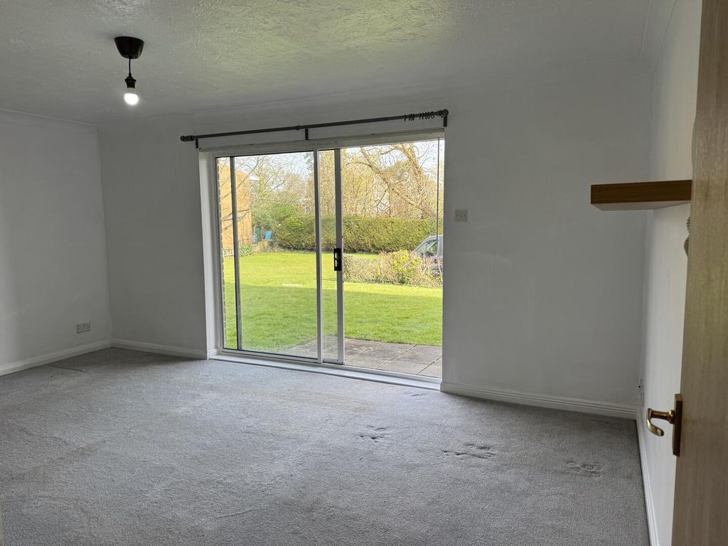 Property photo 3 of 18 Living Room