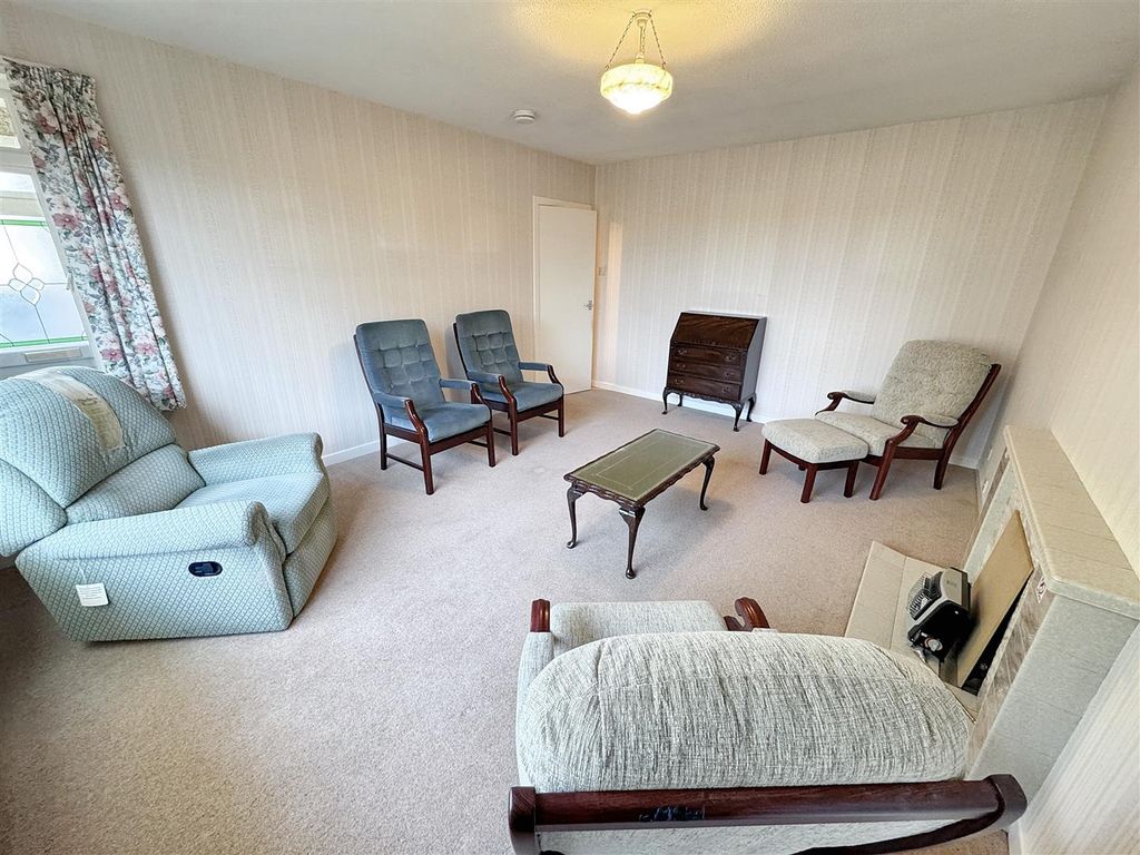 Property photo 3 of 20 Lounge