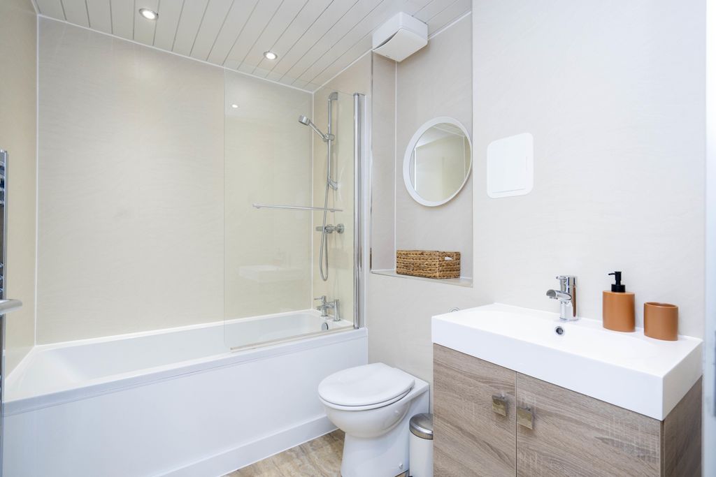 Property photo 1 of 32