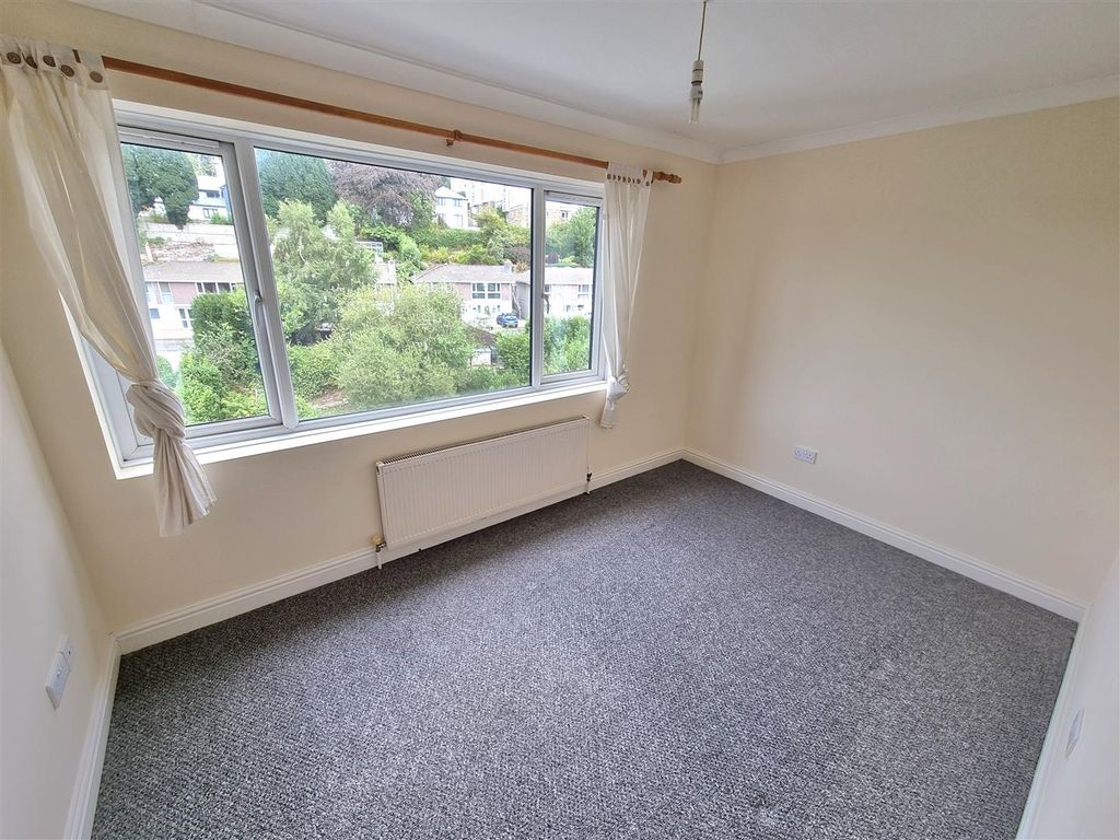 Property photo 3 of 8 Bed 1.Jpg