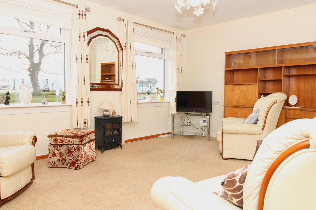 Property photo 2 of 8 Lounge