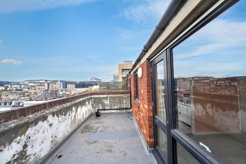 Property photo 2 of 11 Flat 33, George Eliot House, Vauxhall Bridge Road, Pimlico, London, Sw1V 2Sr