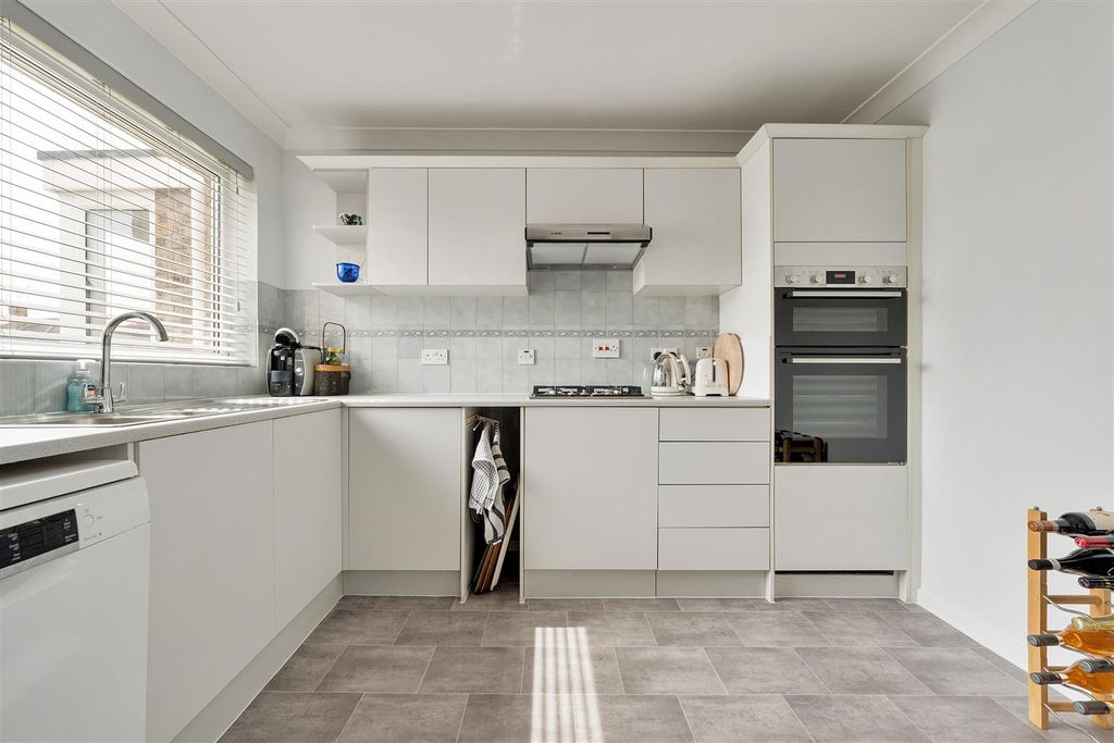 Property photo 3 of 27 Village Close, E4