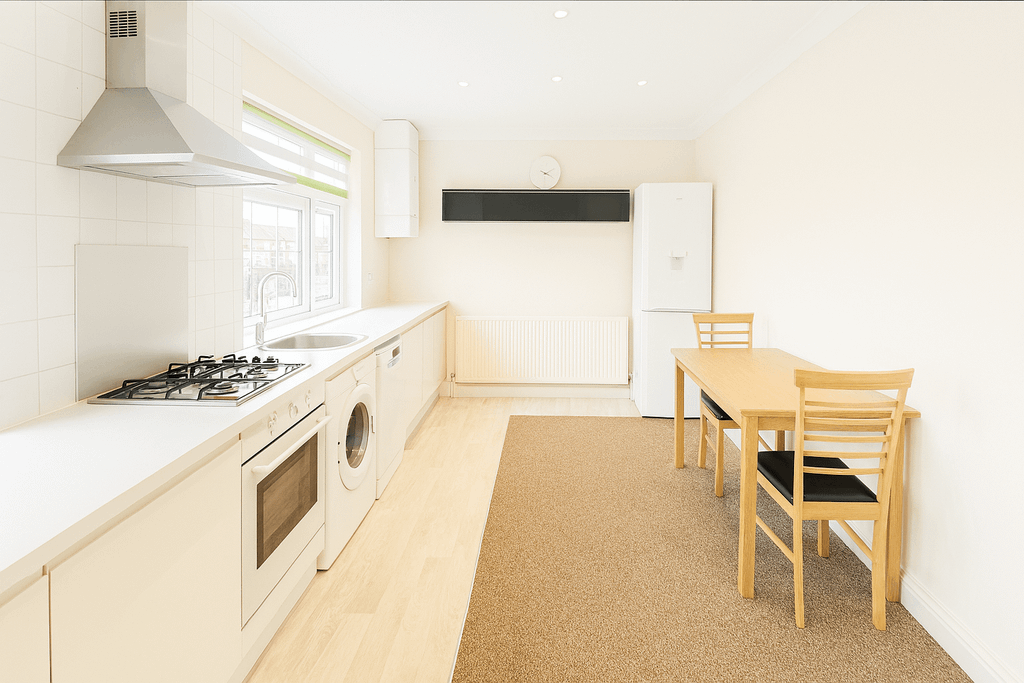 Property photo 1 of 5 Well Maintain Large One Bedroom Flat In Hayes