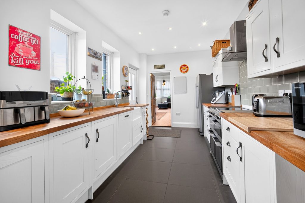 Property photo 3 of 17 Kitchen