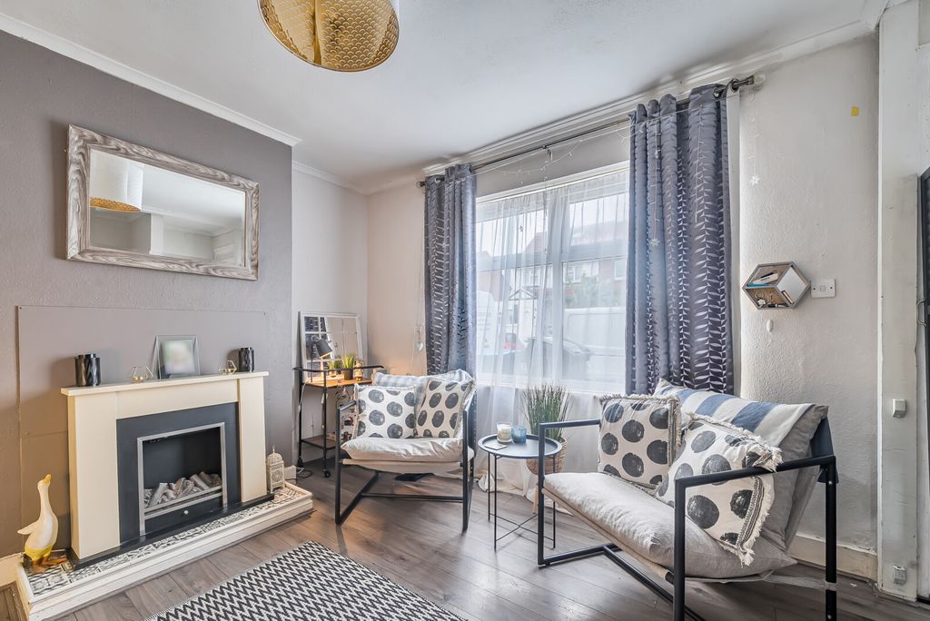 Property photo 2 of 19 Sitting Room