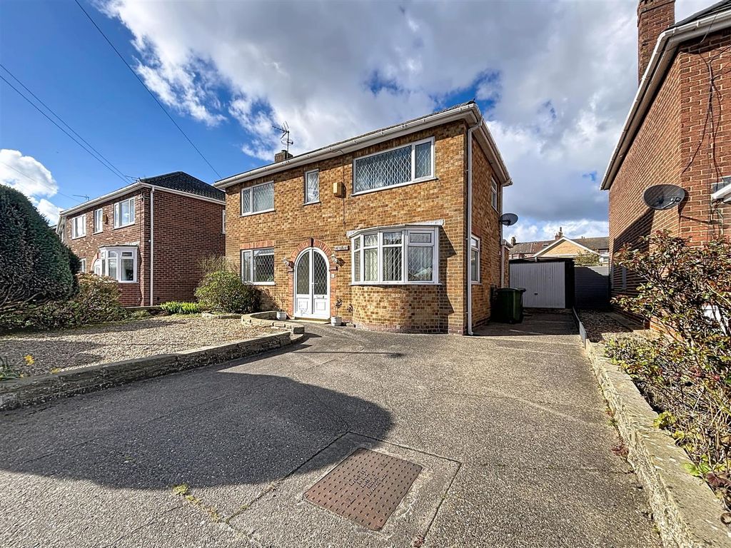 Property photo 1 of 26 Front Garden