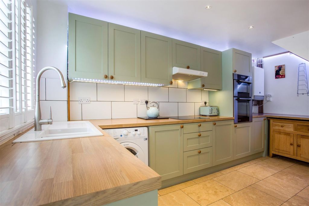 Property photo 3 of 12 Kitchen