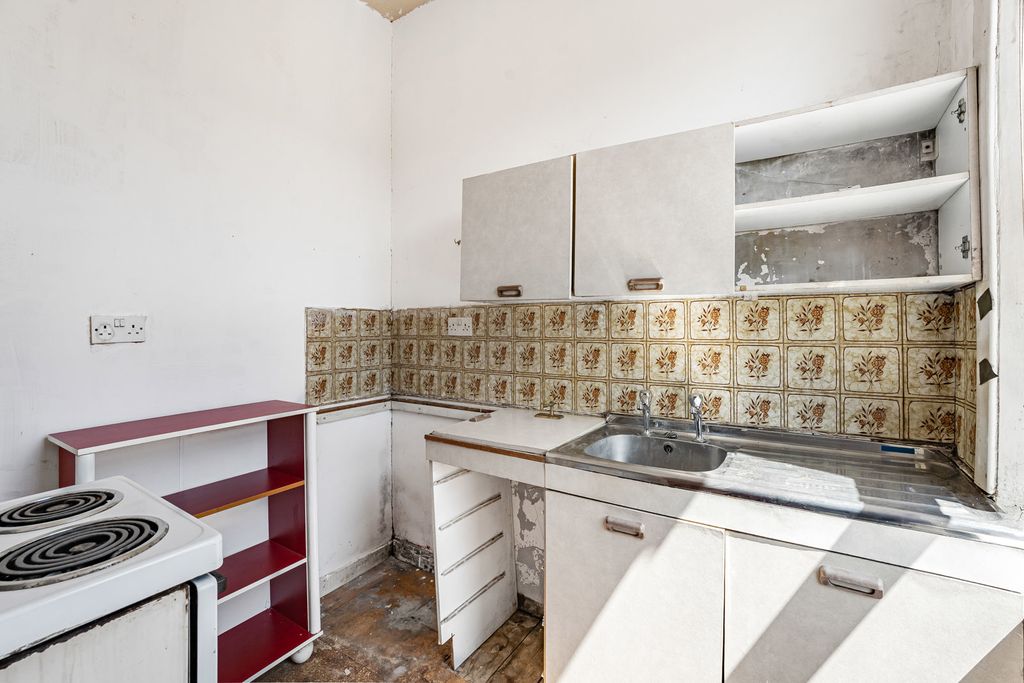 Property photo 3 of 17 Reception/Kitchen