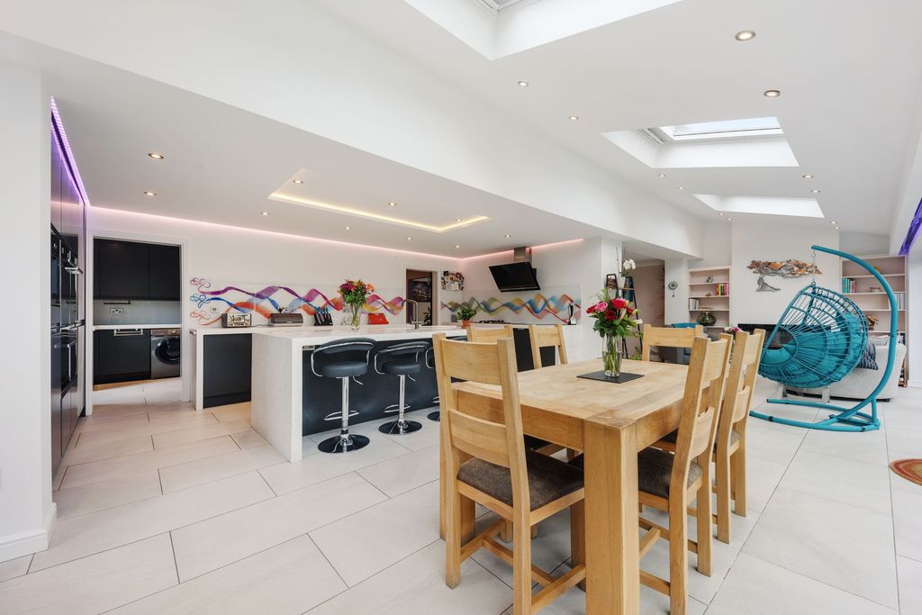 Property photo 3 of 43