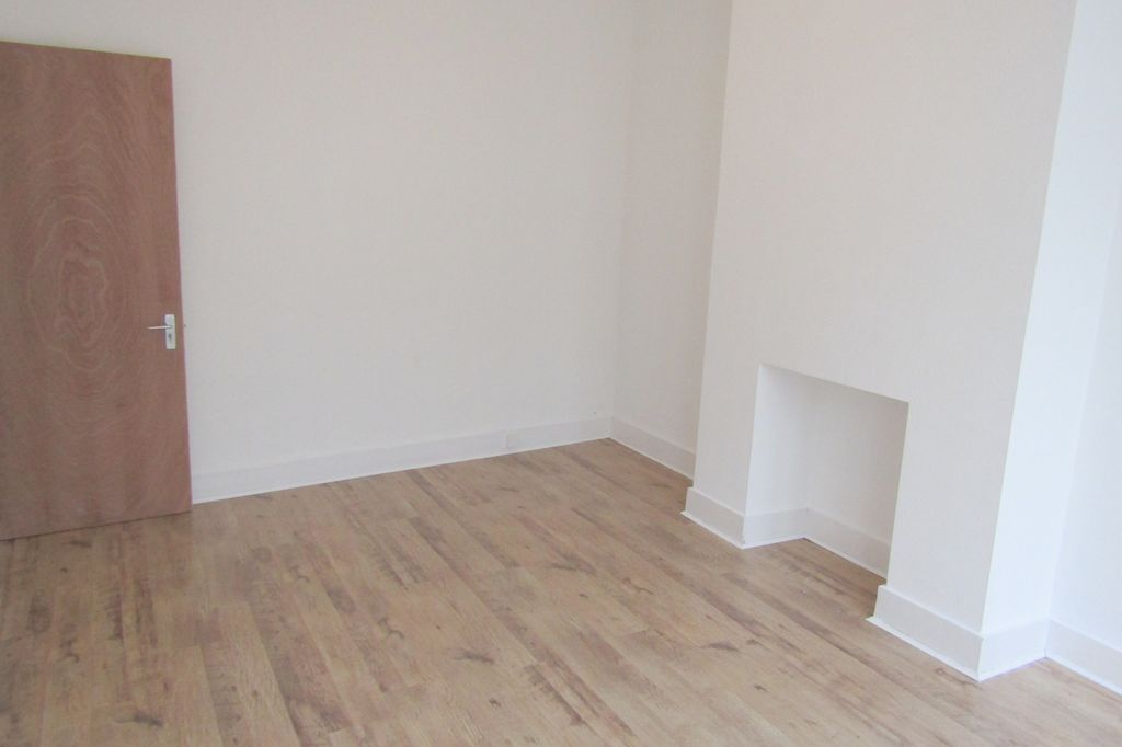 Property photo 3 of 17 Living Room