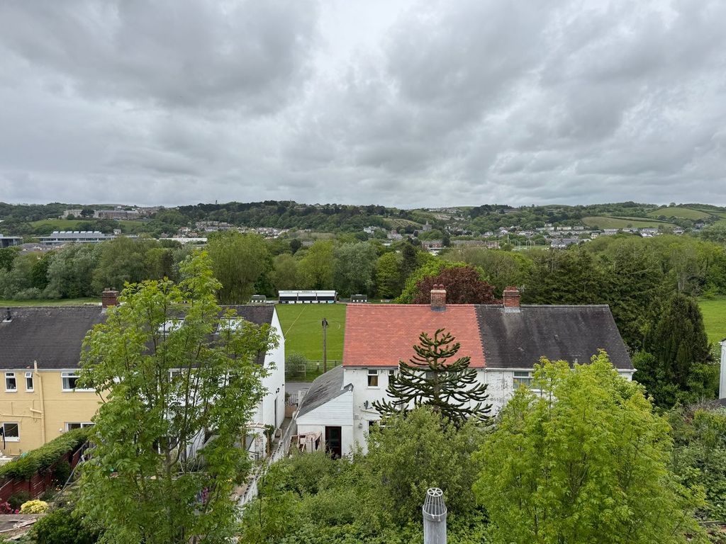 Property photo 2 of 24
