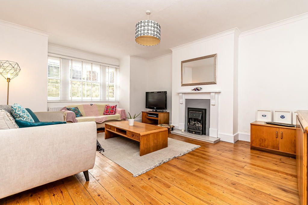 Property photo 2 of 19 .