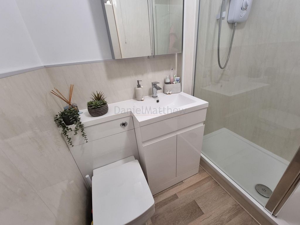 Property photo 3 of 9 Bathroom