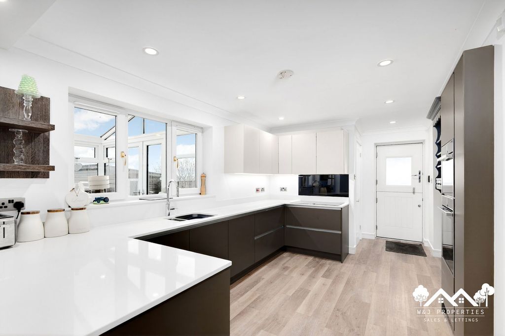 Property photo 3 of 45