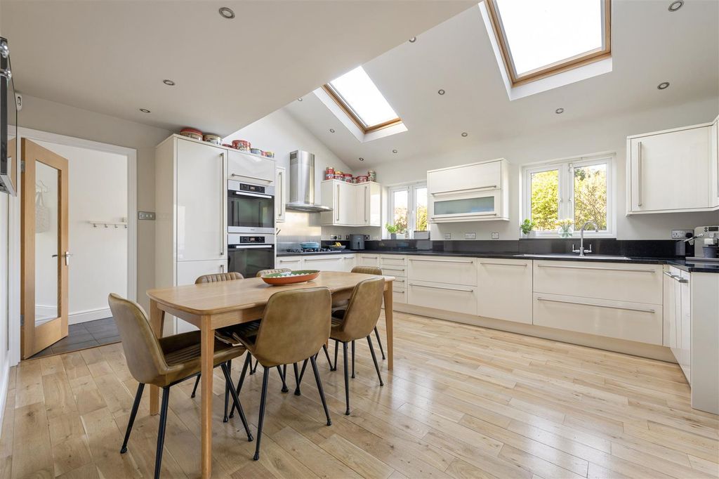 Property photo 3 of 38 Clivedon Road, E4