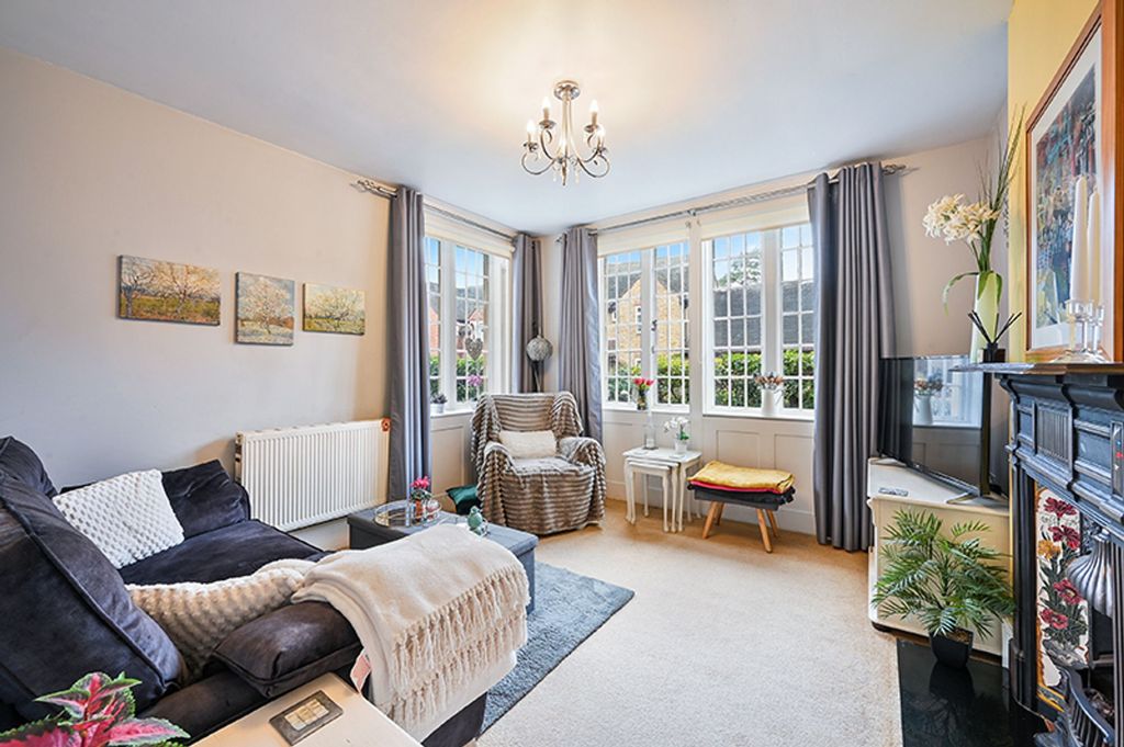 Property photo 2 of 16 Ewell Court Grove, West Street Kt17 1Ux