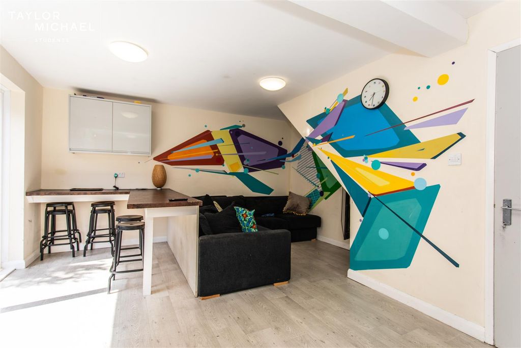 Property photo 1 of 22 Living Room