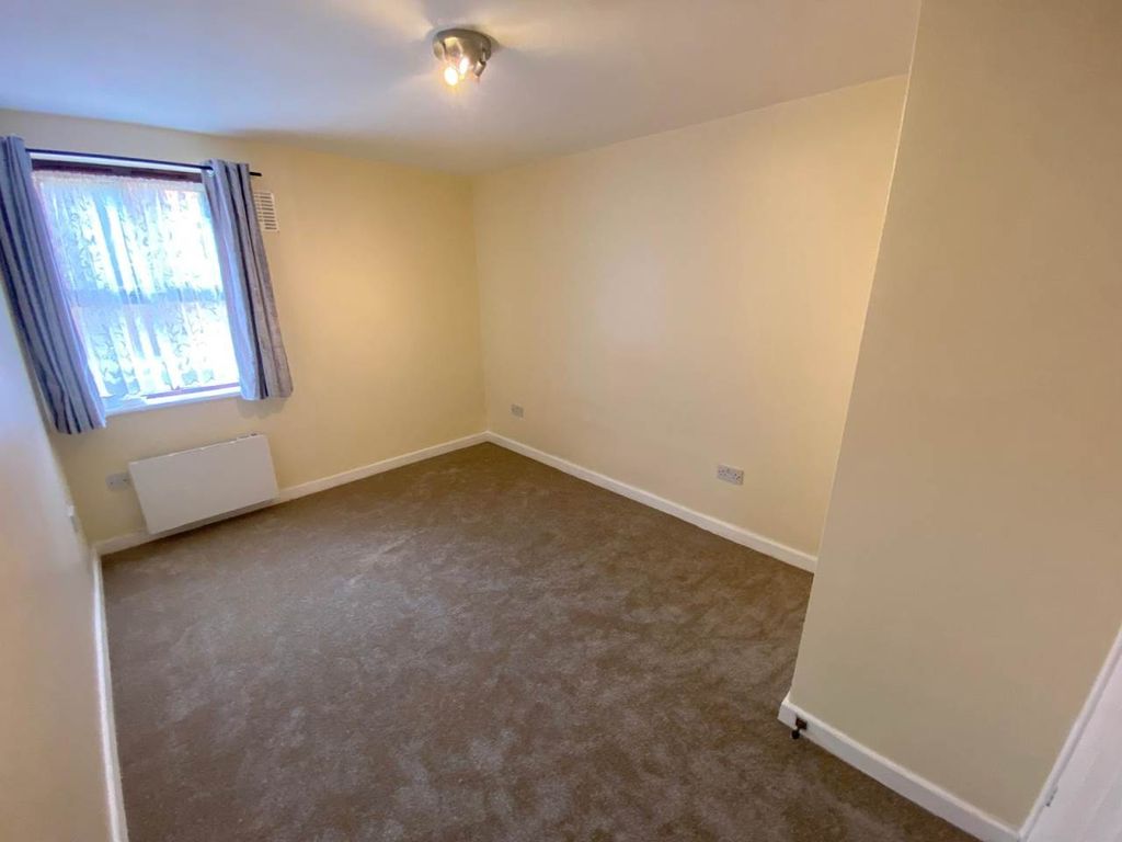 Property photo 3 of 7 Bedroom 1