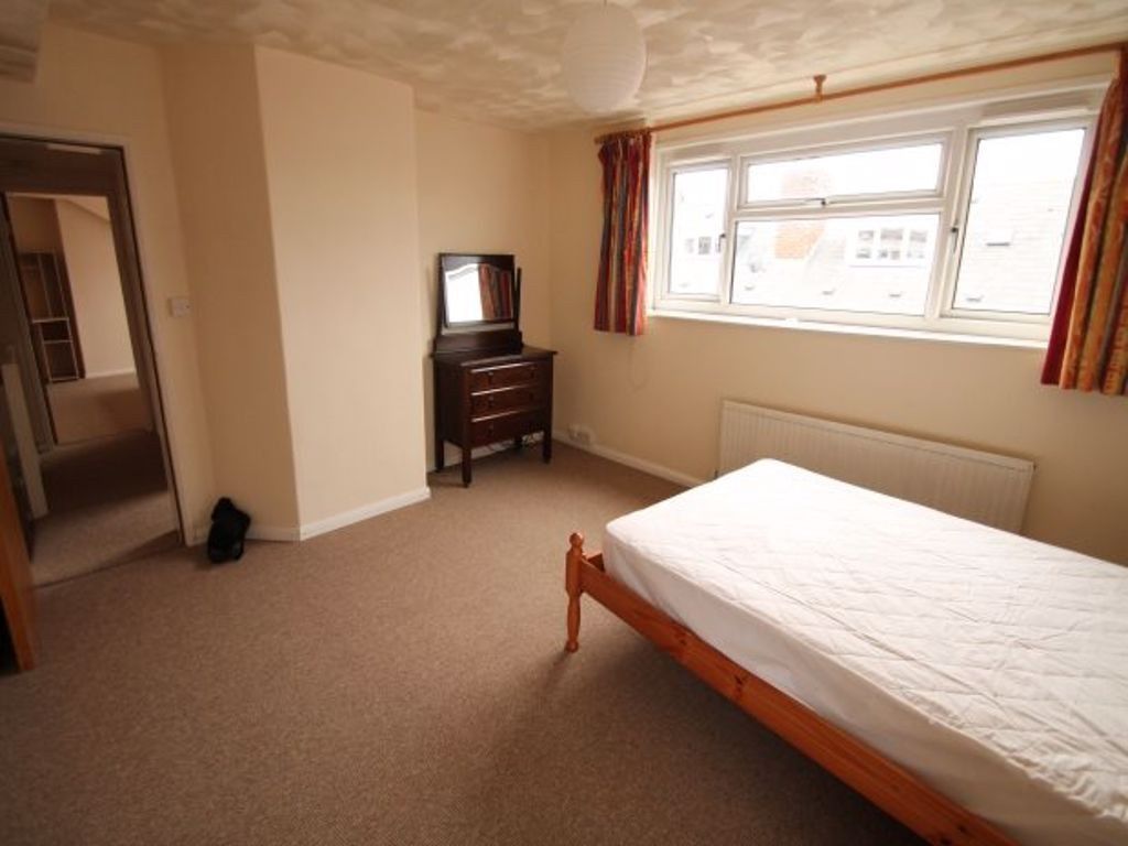 Property photo 3 of 17 Bright, Unfurnished Double Bedroom With A Large Wi...