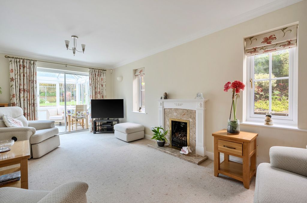 Property photo 3 of 31 Living Room