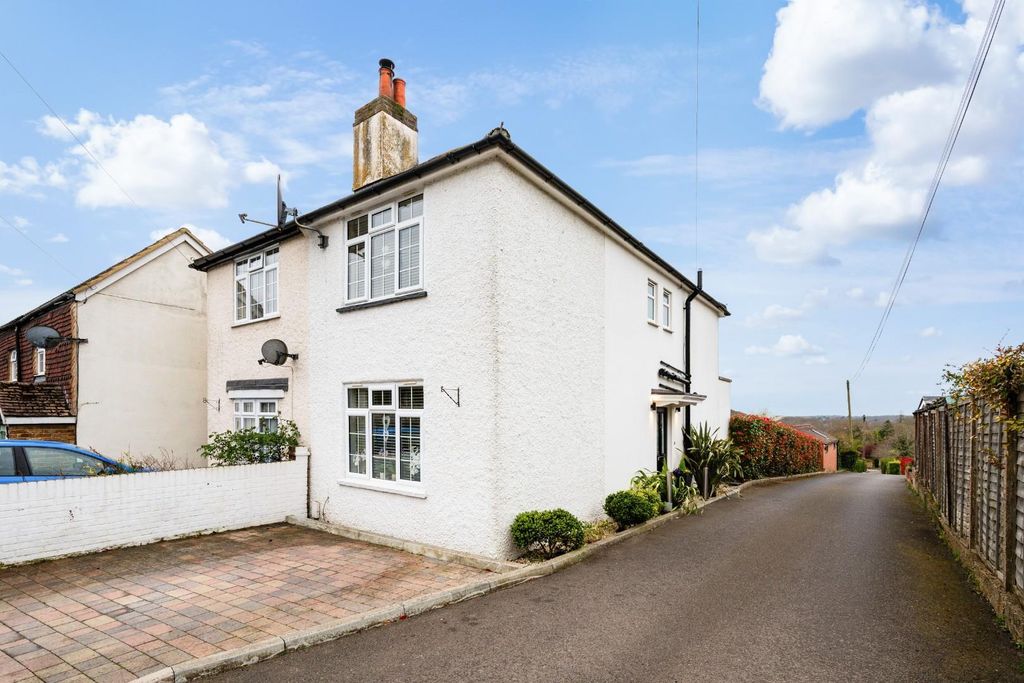 Property photo 1 of 21 Woodlands Road