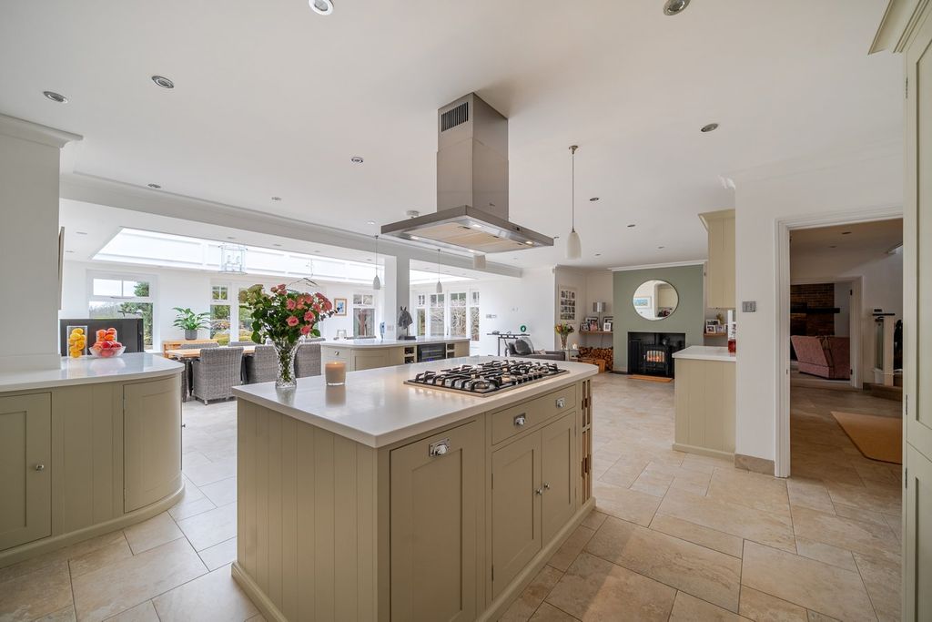 Property photo 3 of 28