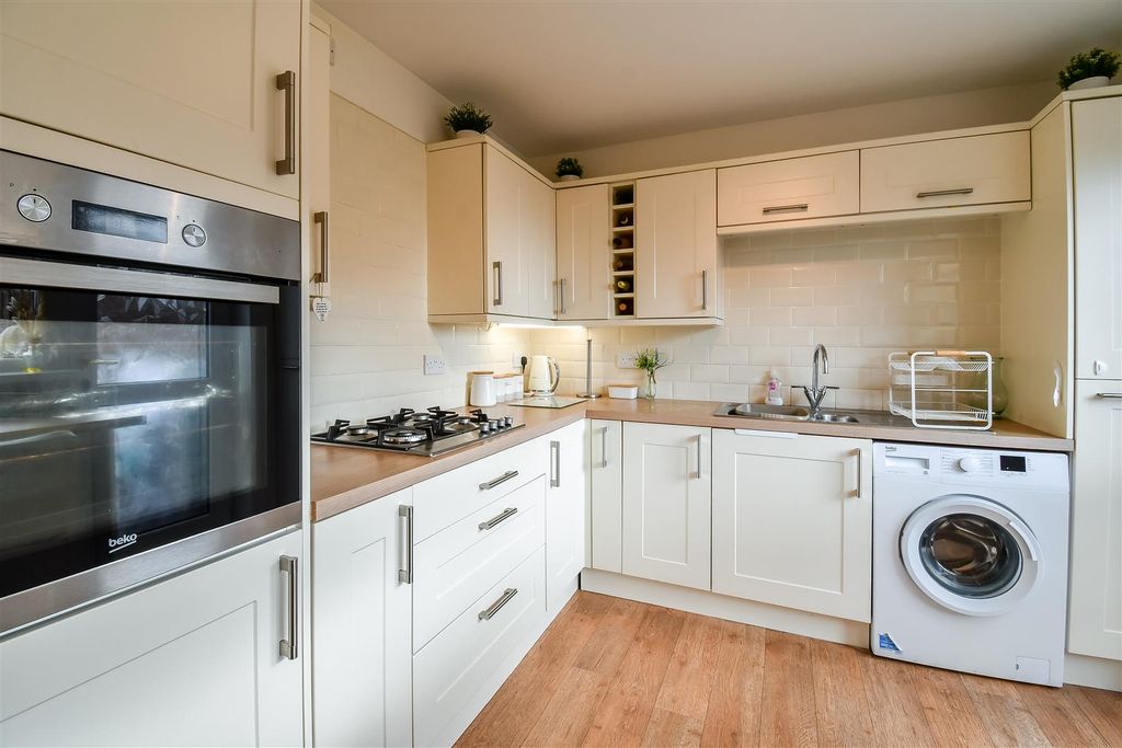 Property photo 3 of 19 Kitchen / Breakfast