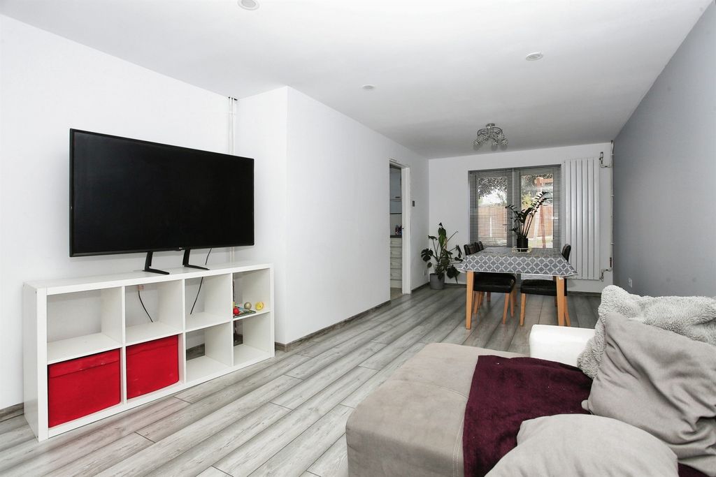 Property photo 3 of 4 Living Room