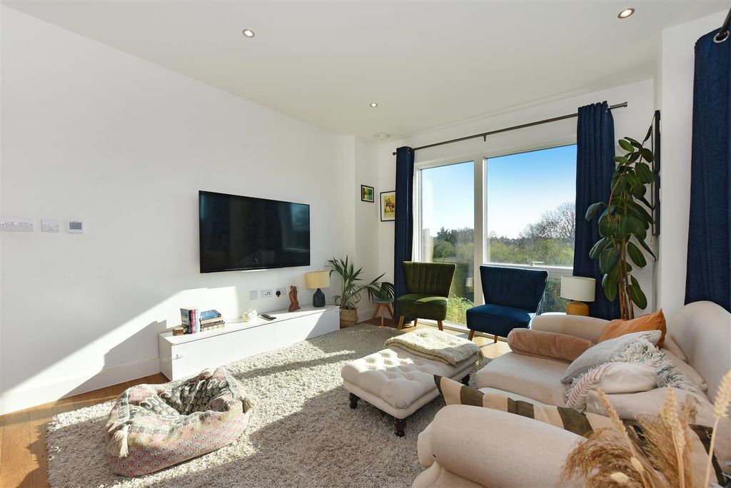 Property photo 1 of 6 6 Kennington Court (7).Jpg