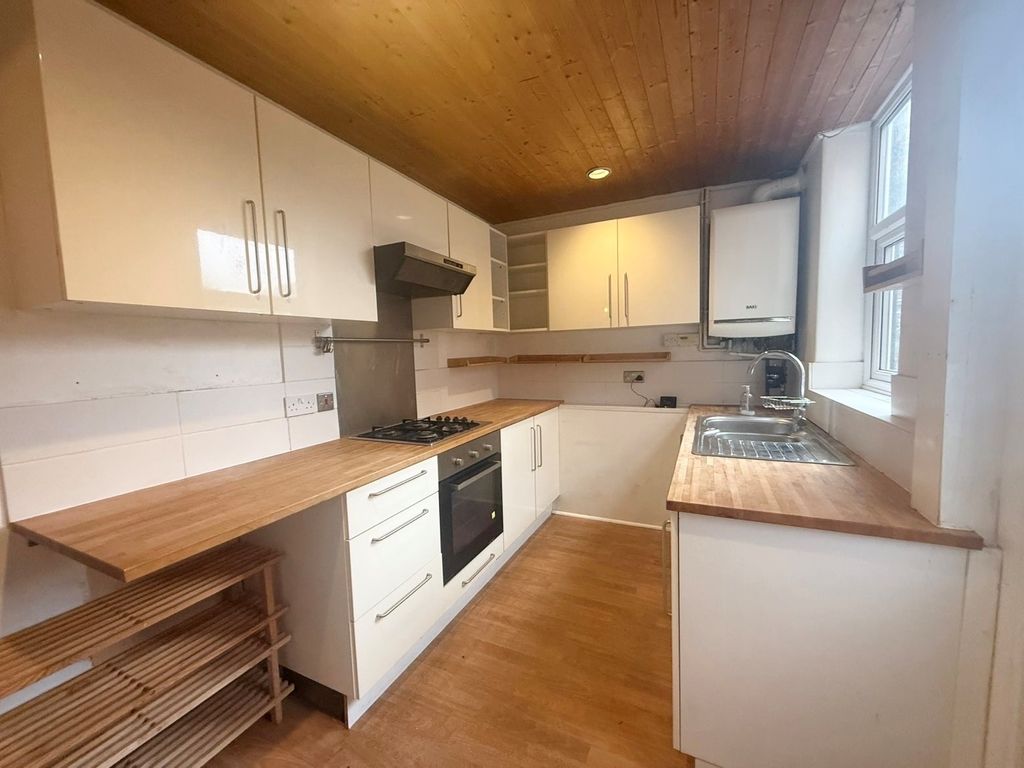 Property photo 2 of 11 Kitchen