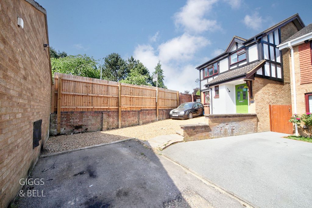 Property photo 2 of 22 5105511