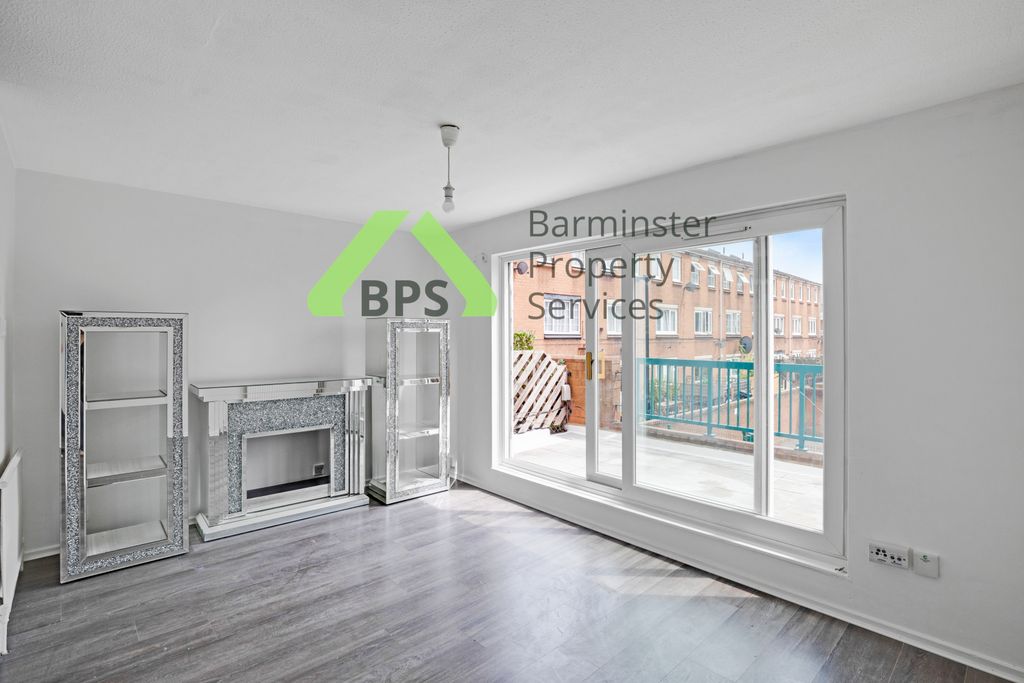 Property photo 1 of 12 25 Thornbury Close, London, N16 8Ux