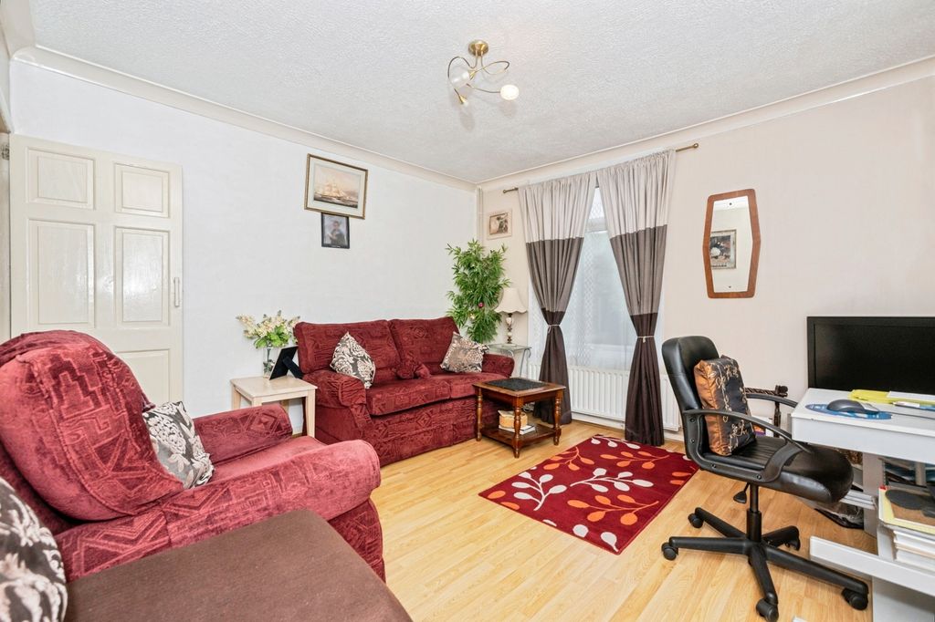 Property photo 1 of 13 Lounge