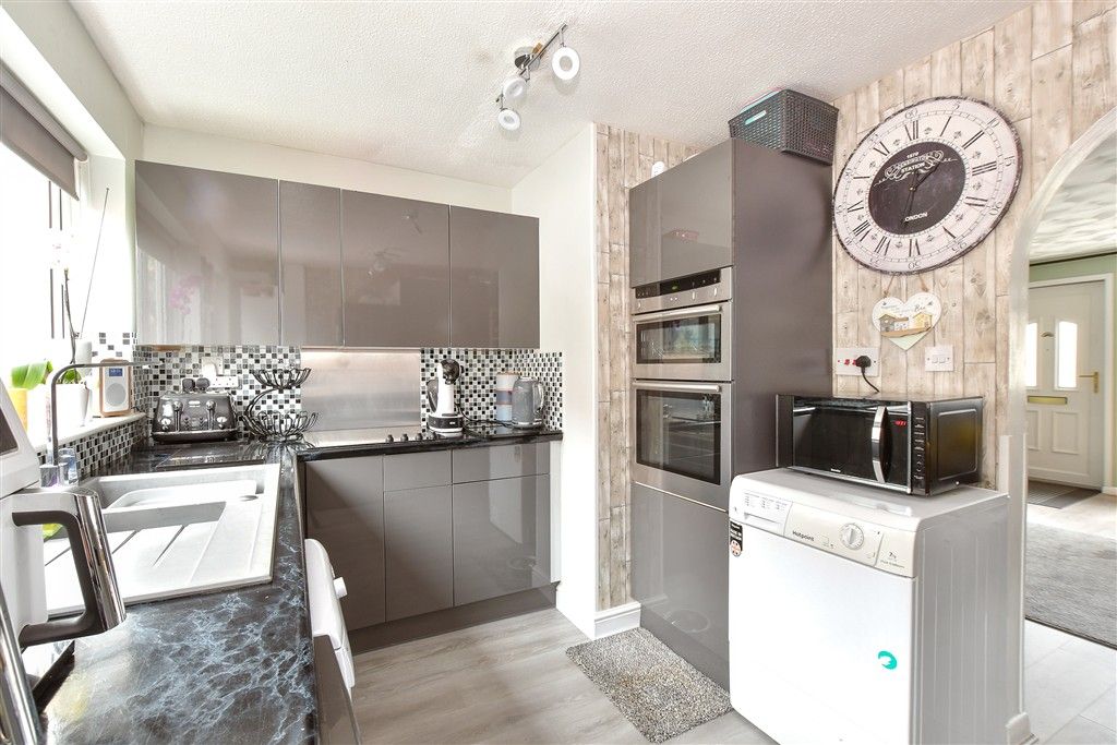 Property photo 3 of 9 Kitchen